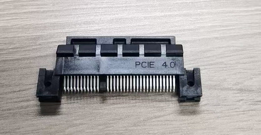 PCI-E40-110242D PCIe4.0 夹板型带锁螺丝孔 X1 36PIN 耐高温黑15u